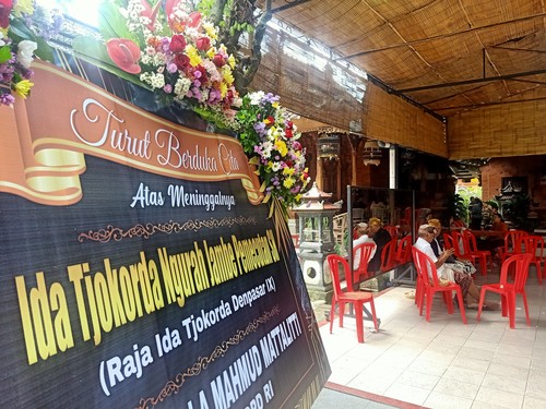 Raja Denpasar IX atau Raja dari Puri Agung Denpasar, Ida Tjokorda Ngurah Jambe Pemecutan meninggal dunia. Sejumlah karangan bunga menghiasi Puri Agung Denpasar, Bali, Minggu (19/2/2023) sore. (Foto: Ni Made Lastri Karsiani Putri/detikBali)