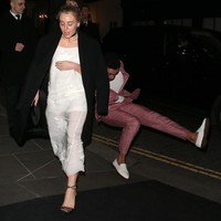 Rege-Jean Page yang sudah tampil maksimal dengan setelan pink dan loafers putih yang senada dengan kausnya sampai terjatuh dalam posisi duduk. (Foto: Neil Mockford / Ricky Vigil M/GC Images)