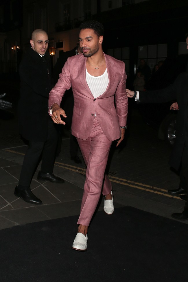 Rege langsung dibantu berdiri. Ia kemudian lanjut berjalan menuju karpet merah. (Foto: Neil Mockford / Ricky Vigil M/GC Images)