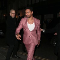 Rege langsung dibantu berdiri. Ia kemudian lanjut berjalan menuju karpet merah. (Foto: Neil Mockford / Ricky Vigil M/GC Images)