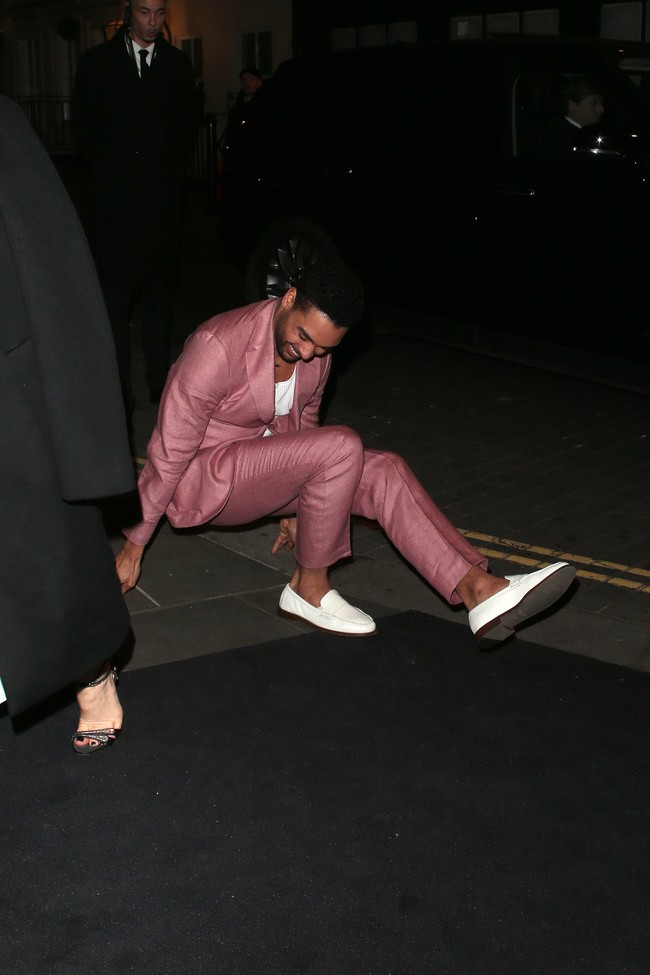 Momen tersebut sempat terabadikan oleh para fotografer yang datang untuk memotret kehadiran para bintang Hollywood. (Foto: Neil Mockford /Ricky Vigil M/GC Images)