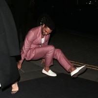 Momen tersebut sempat terabadikan oleh para fotografer yang datang untuk memotret kehadiran para bintang Hollywood. (Foto: Neil Mockford /Ricky Vigil M/GC Images)