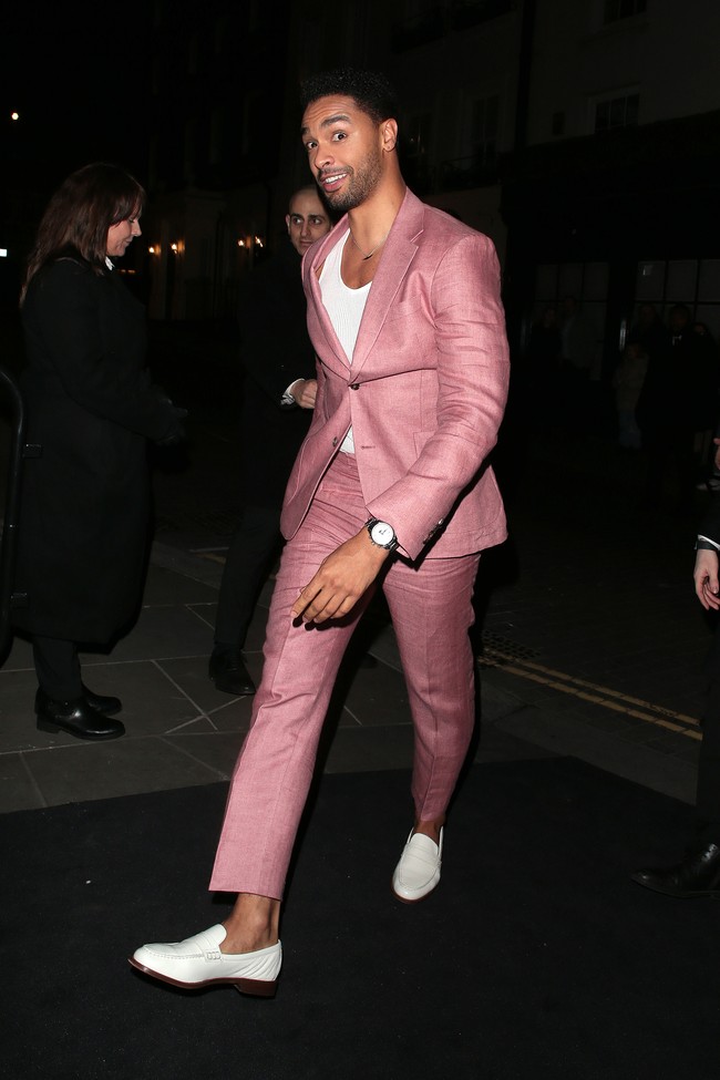 Meski baru saja mengalami kejadian memalukan, Rege mencoba untuk tetap tenang dan memasang senyuman terbaiknya. (Foto: Neil Mockford / Ricky Vigil M/GC Images)