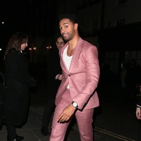 Meski baru saja mengalami kejadian memalukan, Rege mencoba untuk tetap tenang dan memasang senyuman terbaiknya. (Foto: Neil Mockford / Ricky Vigil M/GC Images)