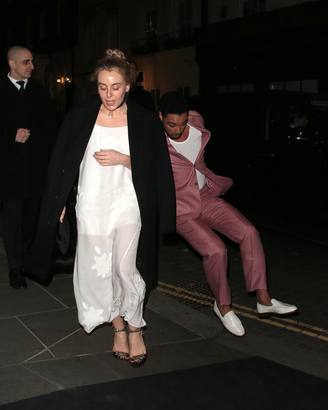 Saat berjalan menuju karpet merah, pria 34 tahun itu tiba-tiba terpleset. Emily yang berjalan di depan tampak tak menyadari kejadian tersebut. (Foto: Neil Mockford / Ricky Vigil M/GC Images)