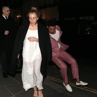 Saat berjalan menuju karpet merah, pria 34 tahun itu tiba-tiba terpleset. Emily yang berjalan di depan tampak tak menyadari kejadian tersebut. (Foto: Neil Mockford / Ricky Vigil M/GC Images)