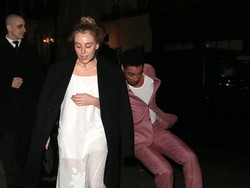 Foto: Saat Pria Berwajah Sempurna Kepleset Sebelum Pose di Karpet Merah