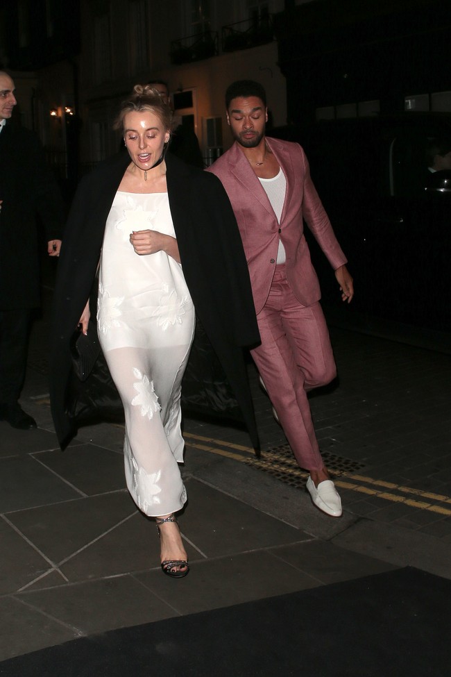 Aktor Rege-Jean Page menghadiri jamuan malam yang digelar oleh Charles Finch x Chanel di London, Inggris, untuk menyambut BAFTA Awards 2023, Sabtu (18/2/2023). Bintang serial Netflix The Bridgerton itu tiba di lokasi acara bersama kekasihnya, Emily Brown. (Foto: Neil Mockford/Ricky Vigil M/GC Images)