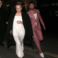 Aktor Rege-Jean Page menghadiri jamuan malam yang digelar oleh Charles Finch x Chanel di London, Inggris, untuk menyambut BAFTA Awards 2023, Sabtu (18/2/2023). Bintang serial Netflix The Bridgerton itu tiba di lokasi acara bersama kekasihnya, Emily Brown. (Foto: Neil Mockford/Ricky Vigil M/GC Images)