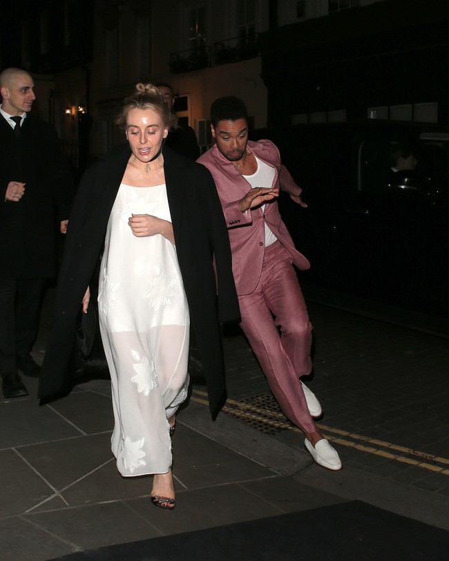 Michelle Yeoh hingga Jamie Foxx juga menghadiri acara bertaburan bintang tersebut. Namun, momen yang seharusnya menjadi malam terbaik bagi Rege malah harus diawali dengan sebuah kejadian memalukan. (Foto: Neil Mockford/Ricky Vigil M/GC Images)