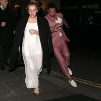 Michelle Yeoh hingga Jamie Foxx juga menghadiri acara bertaburan bintang tersebut. Namun, momen yang seharusnya menjadi malam terbaik bagi Rege malah harus diawali dengan sebuah kejadian memalukan. (Foto: Neil Mockford/Ricky Vigil M/GC Images)