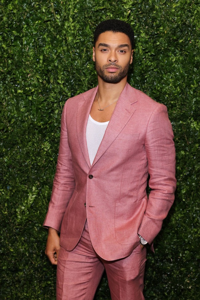 Di karpet merah, ia tetap memberikan pose terbaiknya. Kejadian ini dialami Rege-Jean Page setelah pekan lalu ia dinobatkan sebagai pria pemilik wajah paling sempurna berdasarkan rumus Golden Ratio of Beauty Phi. Pakar bedah plastik Dr Julian de Silva menyebut bahwa Rege-Jean mendapat nilai tertinggi ketika parasnya dihitung dengan teknik terbaru yang biasa digunakannya untuk merencanakan operasi plastik kepada klien. Tingkat kesempurnaan wajahnya rata-rata mencapao 93,65. (Foto: Max Cisotti/Dave Benett/Getty Images)