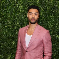 Di karpet merah, ia tetap memberikan pose terbaiknya. Kejadian ini dialami Rege-Jean Page setelah pekan lalu ia dinobatkan sebagai pria pemilik wajah paling sempurna berdasarkan rumus Golden Ratio of Beauty Phi. Pakar bedah plastik Dr Julian de Silva menyebut bahwa Rege-Jean mendapat nilai tertinggi ketika parasnya dihitung dengan teknik terbaru yang biasa digunakannya untuk merencanakan operasi plastik kepada klien. Tingkat kesempurnaan wajahnya rata-rata mencapao 93,65. (Foto: Max Cisotti/Dave Benett/Getty Images)