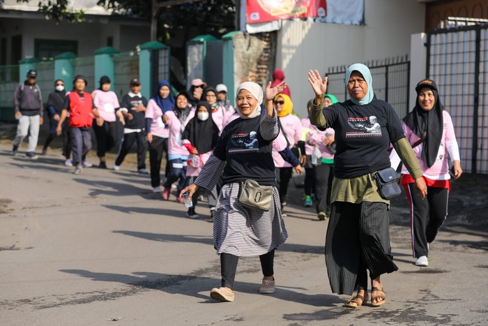 Relawan Ganjar Muda Padjajaran (GMP) menggelar jalan sehat yang diikuti oleh ratusan warga Bandung.