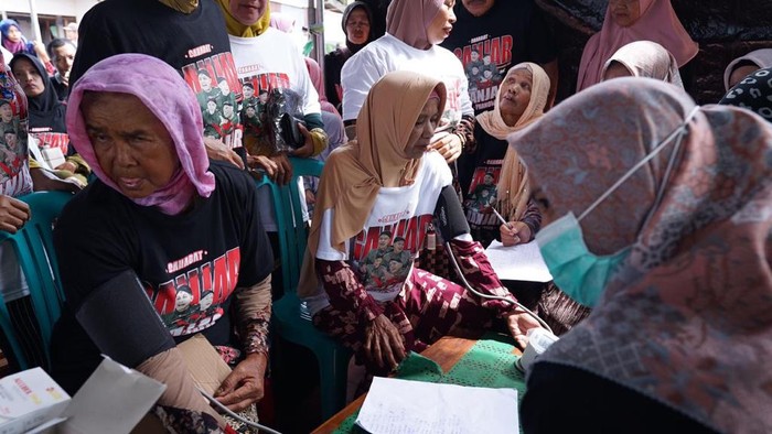 Relawan Ganjar Pranowo yang tergabung dalam Sahabat Ganjar (Saga) menggelar cek kesehatan gratis yang berlangsung di Kecamatan Sungai Tabuk, Kabupaten Banjar, Kalimantan Selatan, Sabtu (18/2).