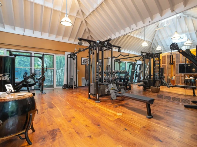 Jennifer Lopez yang dikenal rutin berolahraga tentu saja memiliki ruangan gym di rumahnya. Tampak area gym dengan lantai kayu itu memiliki peralatan olahraga yang lengkap. Foto: Dok.  COURTESY OF CAROLWOOD ESTATES