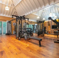 Jennifer Lopez yang dikenal rutin berolahraga tentu saja memiliki ruangan gym di rumahnya. Tampak area gym dengan lantai kayu itu memiliki peralatan olahraga yang lengkap. Foto: Dok.  COURTESY OF CAROLWOOD ESTATES