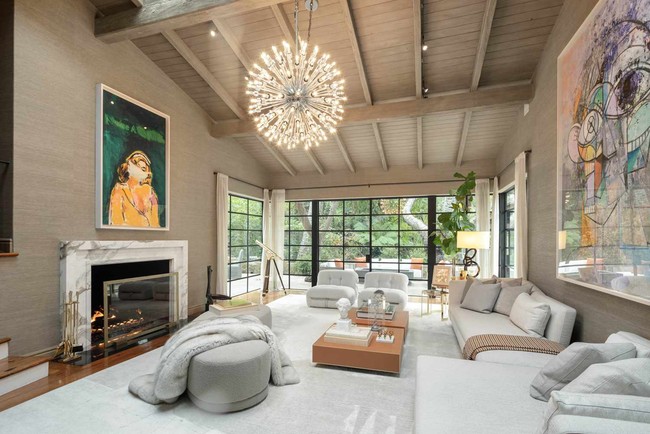 Rumah Jennifer Lopez yang dijual ini terletak di kawasan Bel-Air, Los Angeles, California, Amerika Serikat. Rumah tersebut dikatakan memiliki gaya desain French Country atau terinspirasi rumah-rumah di pedesaan Prancis. Foto: Dok.  COURTESY OF CAROLWOOD ESTATES