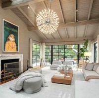 Rumah Jennifer Lopez yang dijual ini terletak di kawasan Bel-Air, Los Angeles, California, Amerika Serikat. Rumah tersebut dikatakan memiliki gaya desain French Country atau terinspirasi rumah-rumah di pedesaan Prancis. Foto: Dok.  COURTESY OF CAROLWOOD ESTATES
