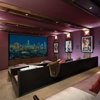 Melengkapi kemewahan rumahnya, J-Lo menghadirkan bioskop pribadi berkapasitas 30 tempat duduk. Tampak ruangan bioskop dihiasi poster film yang dibintangi sang aktris dan Ben Affleck. Foto: Dok.  COURTESY OF CAROLWOOD ESTATES