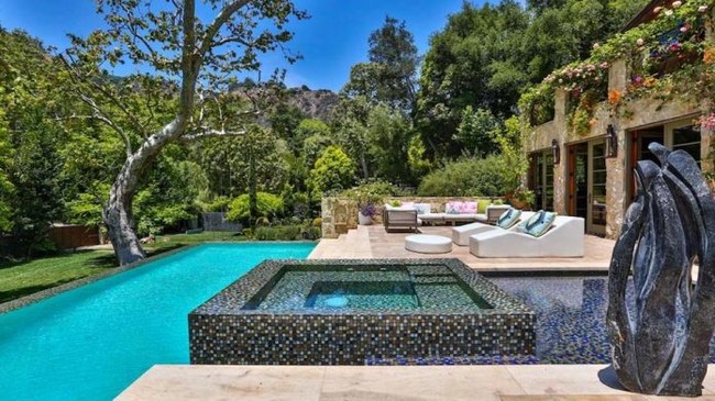 Kolam renang infinity juga menjadi pelengkap kemewahan rumah Jennifer Lopez yang dikelilingi pepohonan tinggi. Foto: Dok.  COURTESY OF CAROLWOOD ESTATES