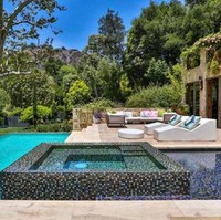 Kolam renang infinity juga menjadi pelengkap kemewahan rumah Jennifer Lopez yang dikelilingi pepohonan tinggi. Foto: Dok.  COURTESY OF CAROLWOOD ESTATES