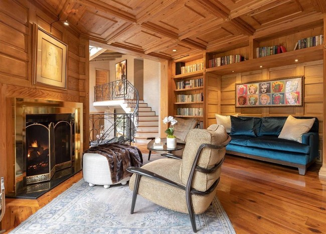 Area serba kayu dihadirkan di ruangan baca di rumah Jennifer Lopez. Foto: Dok.  COURTESY OF CAROLWOOD ESTATES