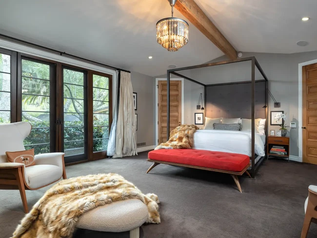 Inilah bagian kamar tidur di rumah Jennifer Lopez. Mantan juri American Idol itu menghadirkan sembilan kamar tidur di rumahnya. Foto: Dok.  COURTESY OF CAROLWOOD ESTATES