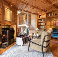 Area serba kayu dihadirkan di ruangan baca di rumah Jennifer Lopez. Foto: Dok.  COURTESY OF CAROLWOOD ESTATES