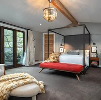 Inilah bagian kamar tidur di rumah Jennifer Lopez. Mantan juri American Idol itu menghadirkan sembilan kamar tidur di rumahnya. Foto: Dok.  COURTESY OF CAROLWOOD ESTATES