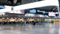 Akibatnya, ribuan penerbangan di bandara-bandara itu pun dibatalkan dan lebih dari 300.000 penumpang terdampak.  