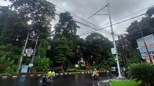 Salah satu alat tilang elektronik atau ETLE statis yang terpasang di Jalan Gatot Subroto, depan kantor DPRD Tabanan, seperti terpantau pada Minggu (19/2/2023). (chairul amri simabur/detikBali)