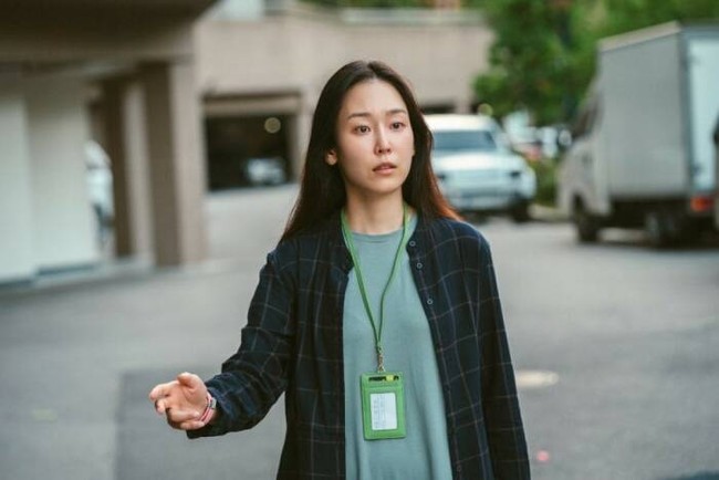 Seo Hyun Jin berperan sebagai wanita yang kehilangan ingatan karena Alzheimer dalam film ‘Cassiopeia’. “Menurutku akan terlihat aneh jika aku memakai makeup, jadi aku syuting tanpa pakai makeup. Wajah polos membebaskanku untuk berakting lebih berani,” kata Seo Hyun Jin, seperti dikutip dari K Star Trend. Foto: Dok. istimewa