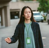 Seo Hyun Jin berperan sebagai wanita yang kehilangan ingatan karena Alzheimer dalam film ‘Cassiopeia’. “Menurutku akan terlihat aneh jika aku memakai makeup, jadi aku syuting tanpa pakai makeup. Wajah polos membebaskanku untuk berakting lebih berani,” kata Seo Hyun Jin, seperti dikutip dari K Star Trend. Foto: Dok. istimewa