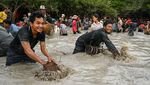 Serunya Tradisi Menangkap Ikan di Kamboja