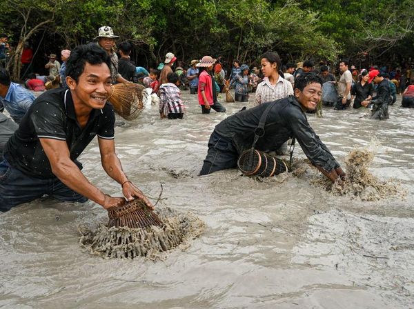 Serunya Tradisi Menangkap Ikan di Kamboja