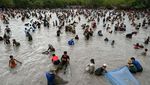 Serunya Tradisi Menangkap Ikan di Kamboja