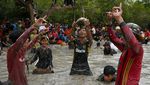 Serunya Tradisi Menangkap Ikan di Kamboja