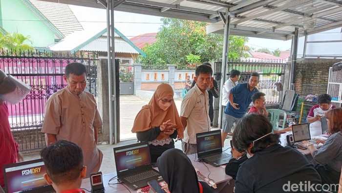 Situasi penukaran tiket laga PSM Makassar melawan Persik kediri di jalan Samsul Alam Bulu, Parepare.