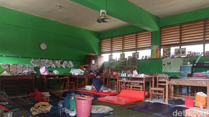 Suasana SD Gandekan Solo saat menjadi lokasi pengungsian korban banjir, Sabtu (18/2/2023).