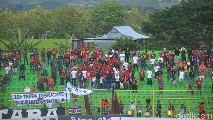 Suporter membentangkan spanduk menyindir Liga 1 tanpa degradasi saat duel PSM Vs Persik di Stadion Gelora BJ Habibie Parepare.