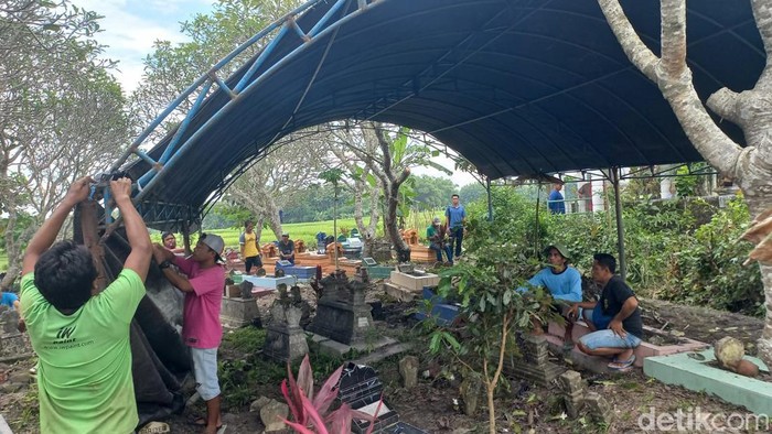 Tenda untuk ekshumasi makam suami instruktur senam sudah disiapkan