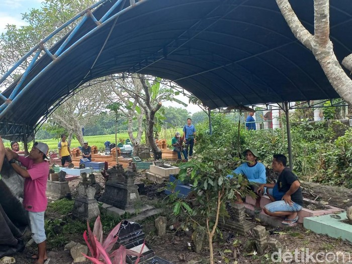 Tenda untuk ekshumasi makam suami instruktur senam sudah disiapkan