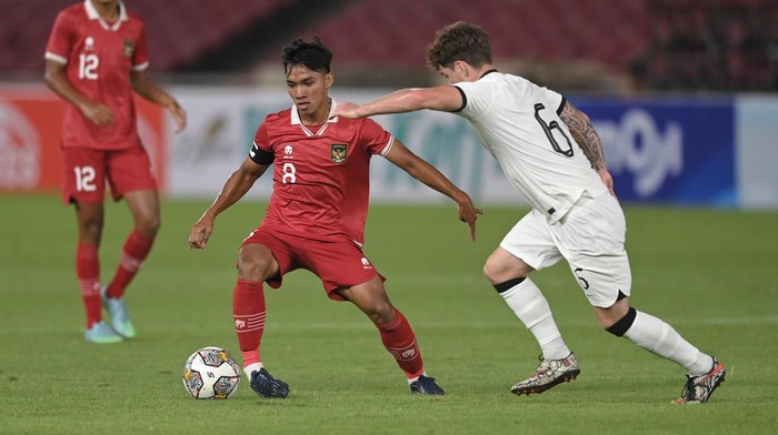 Pesepak bola Tim Nasional U-20 Indonesia Arkhan Fikri (tengah) berebut bola dengan pesepak bola Tim Nasional U-20 Selandia Baru Fin Ngangiha Roa Conchie (kanan) dalam pertandingan uji coba internasional U-20 di Stadion Utama Gelora Bung Karno (SUGBK), Senayan, Jakarta, Minggu (19/2/2023). ANTARA FOTO/Aditya Pradana Putra/YU