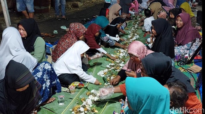 Tradisi madang bareng di Kampung Nelayan Kisik, Kendal saat Isra Miraj, Minggu (19/2/2023).