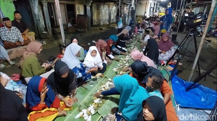 Tradisi madang bareng di Kampung Nelayan Kisik, Kendal saat Isra Miraj, Minggu (19/2/2023).