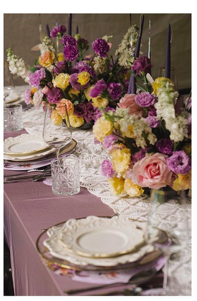 Table setting bernuansa klasik lengkap dengan dekorasi bunga sebagai pemanis. (Foto: Instagram/@raisa6690)