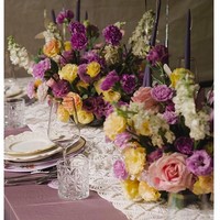 Table setting bernuansa klasik lengkap dengan dekorasi bunga sebagai pemanis. (Foto: Instagram/@raisa6690)