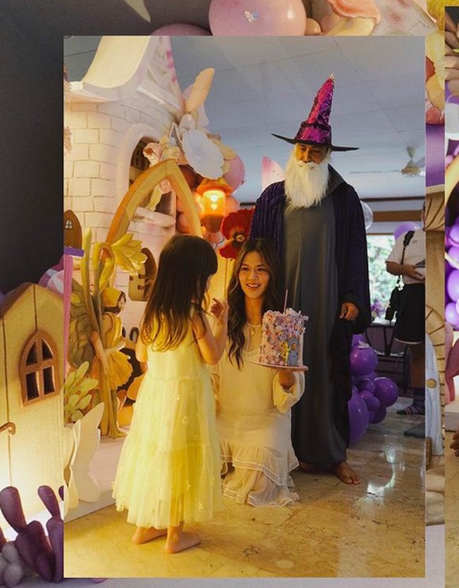 Sebuah unggahan memperlihatkan sesosok penyihir hadir di pesta tersebut. Adalah Hamish Daud sendiri yang menjadi sang penyihir. (Foto: Instagram/@raisa6690)