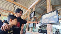 Pengunjung saat melihat pameran foto Gunung Sinabung.  (Goklas Wisely/detikSumut)